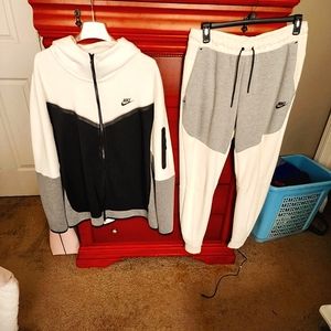 Nike Men's jogging suit